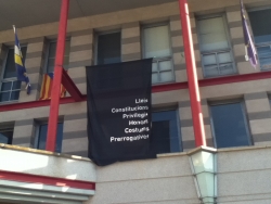 Bandera negra a l'Ajuntament de Sant Martí de Centelles.