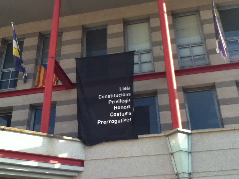 Bandera negra a l'Ajuntament de Sant Martí de Centelles.