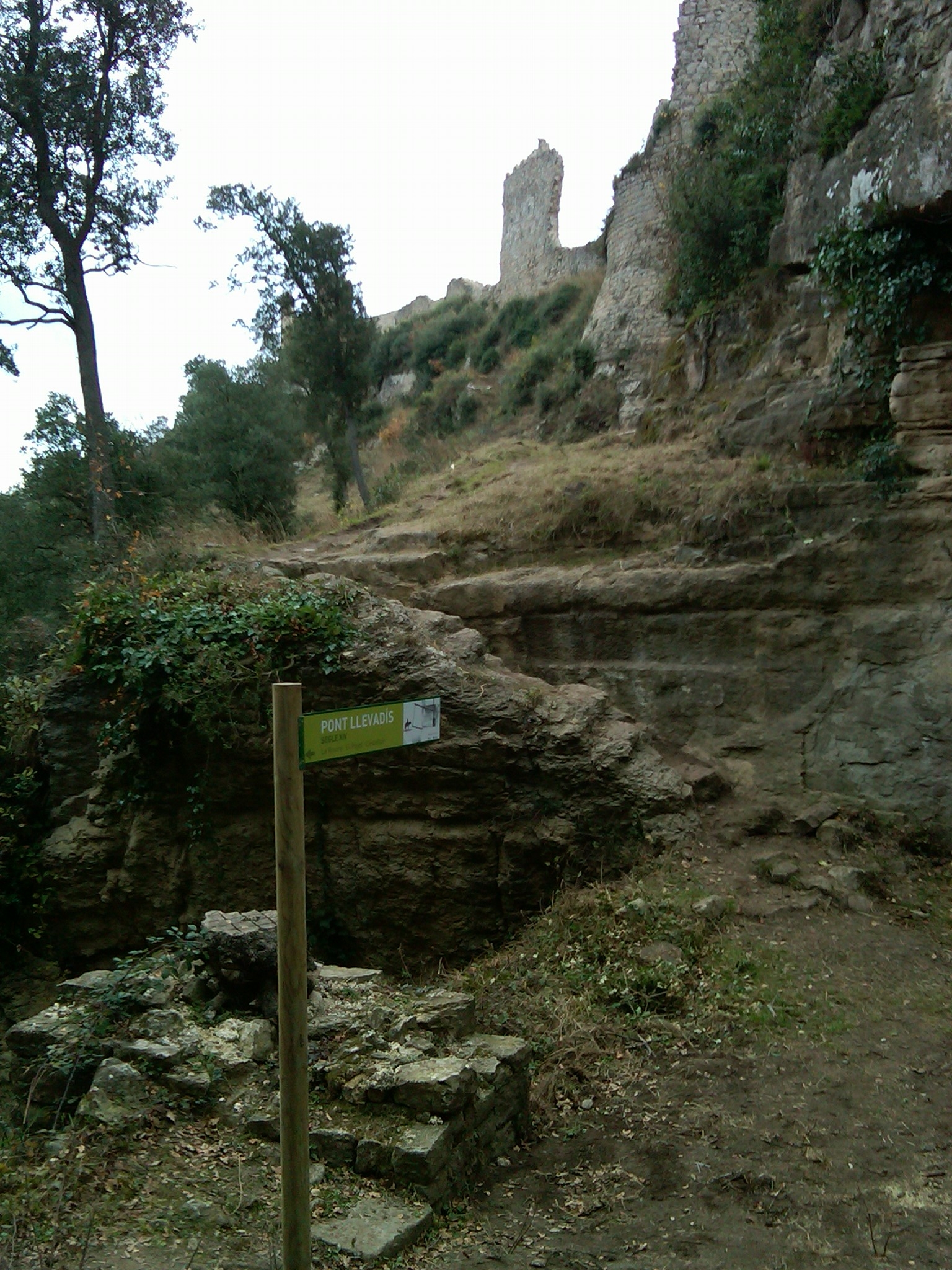 Treballs de manteniment i senyalització al Castell de Sant Martí